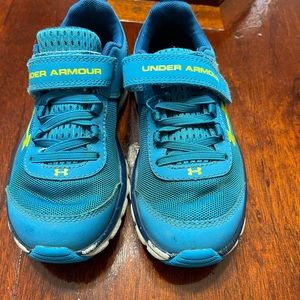 Boys Under Armour tennis shoes